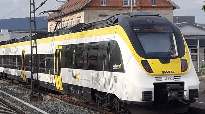 Ein Elektrotriebzug der SWEG Bahn Stuttgart vom Typ Talent 2 hält in Metzingen.  FOTO: PFISTERER