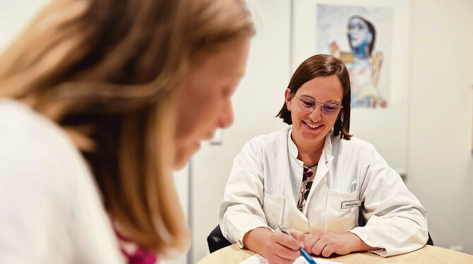 Dr. Melanie Henes, Leitende Oberärztin der Hormon- und Kinderwunschsprechstunde an der Uniklinik, im Beratungsgespräch.  FOTO: U