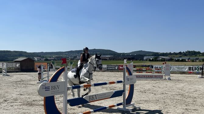 Vivien Eggstein gewinnt auf  Däumelinchen das Ein-Stern-M-Springen mit Stechen.  FOTO: RUOF