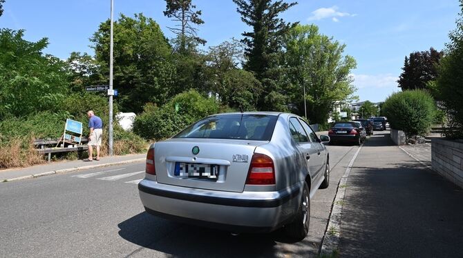 Es ist vollkommen legal, an dieser Stelle auf der Peter-Rosegger-Straße zu parken. Dennoch wurden hier abgestellte Autos zerkrat
