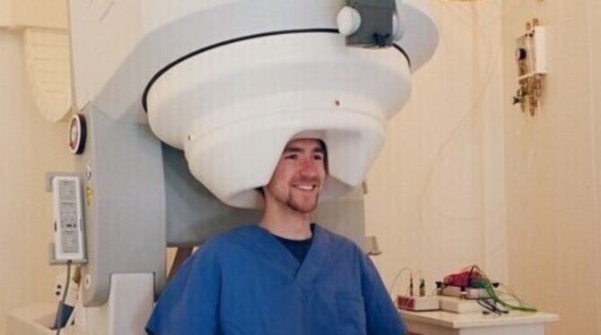 Ein Proband im MEG, das die Hirn-Aktivität aufzeichnet.  FOTO: ZAPATKA