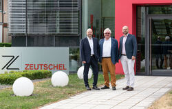Die neuen geschäftsführenden Gesellschafter der Zeutschel GmbH, Markus Wagner (links) und Christian Hohendorf (rechts), mit dem 