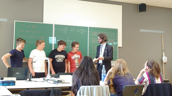 Finn, Lukas, Johannes und Alex versuchen sich an einem schwäbischen Haiku. Johannes Kretschmann erklärt die Regeln für das Kurzg