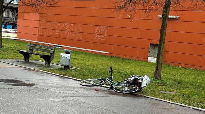 Die Bänke rund um den Rewe-Markt sind abgebaut: Die Gruppe junger Erwachsener, die dort für Ärger sorgte, ist offensichtlich ein Die Bänke rund um den Rewe-Markt sind abgebaut: Die Gruppe junger Erwachsener, die dort für Ärger sorgte, ist offensichtlich ein