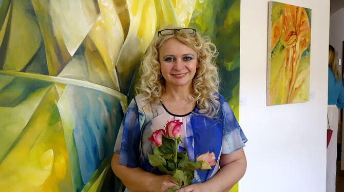 Temenuzhka Dikanska-Greber vor ihren ausdrucksstarken Bildern. FOTO: PRIVAT