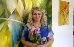  Temenuzhka Dikanska-Greber vor ihren ausdrucksstarken Bildern. FOTO: PRIVAT