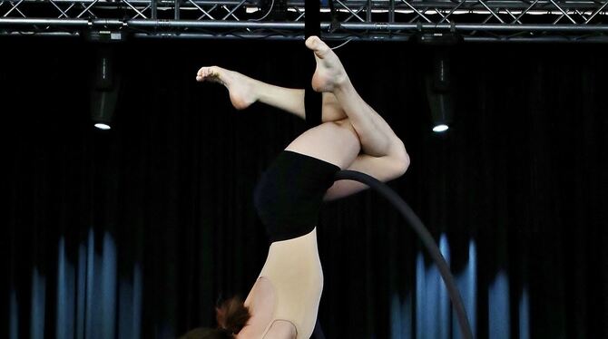 Das Luftring-Duo Charly & Marlene ist Teil der Show »SENSEation«. FOTO: PR Das Luftring-Duo Charly & Marlene ist Teil der Show »SENSEation«. FOTO: PR