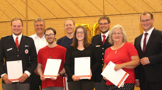 Die Geehrten beim DRK Engstingen-Hohenstein (von links): Nico Bayer, Ortsvereins-Vorsitzender Erich Fulde, Michael Klaß, Peter S