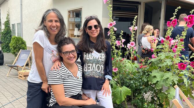 Das Orga-Team des Stadtteilfests: Hauptorganisatorin Natalie Henkel, die städtische Inklusionsbeauftragte, wird eingerahmt von B