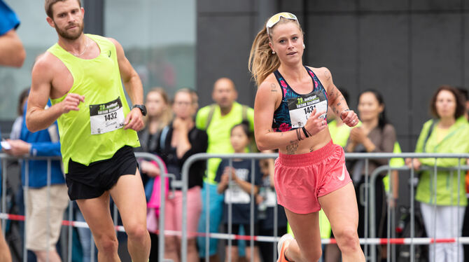 Die Frauensiegerin Leah Hanle vom TSV Holzelfingen läuft zeitgleich mit ihrem Bruder Simon Hanle ins Ziel ein.  FOTOS: SCHANZ