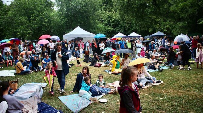 Über 800 Menschen haben bei »Music for Humanity« im Reutlinger Stadtgarten ihren Spaß gehabt sowie reichlich gespendet.  FOTOS: