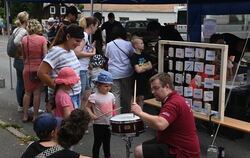 Beim Musikverein können kleine und große Besucher Instrumente ausprobieren.  FOTO: MEYER
