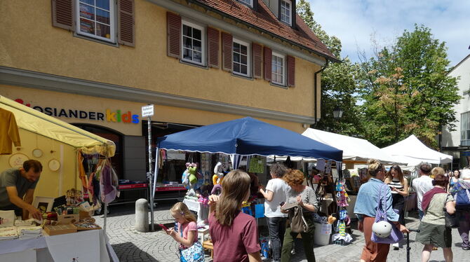 Gut besuchter Kunstmarkt mit rund 30 Ständen in der Tübinger Altstadt.  FOTOS: MAIER