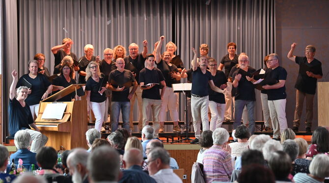 Süßigkeiten fliegen beim Liederkranz Talheim in die Zuhörer-Menge. In der Mitte der neue Dirigent Axel Göller. FOTO: MEYER Süßigkeiten fliegen beim Liederkranz Talheim in die Zuhörer-Menge. In der Mitte der neue Dirigent Axel Göller. FOTO: MEYER