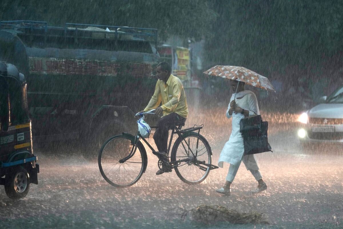 40858769_1_lightbox_Die_Einwohner_von_Jammu_trotzen_dem_starken_Regen._In_Indien_ist_von_Juni_bis_September_Monsunzeit_-_eine_Zeit_in_der_der_Regen_das_Kommando_uebernimm.jpeg