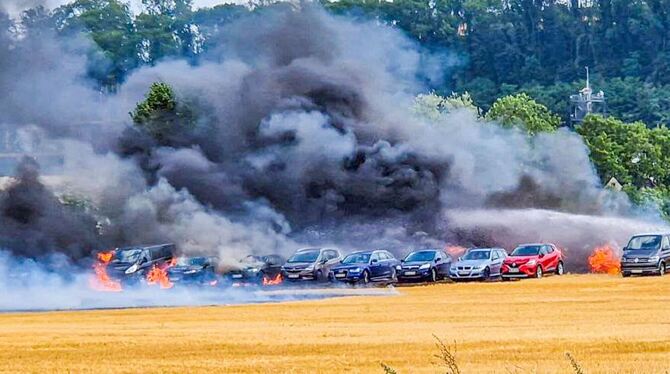 Feuer bricht auf Parkplatz aus Feuer bricht auf Parkplatz aus