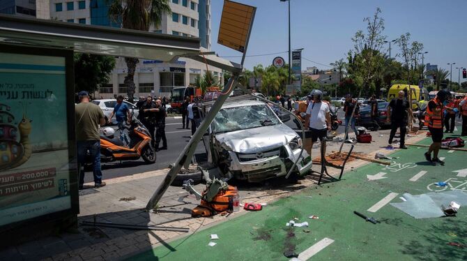Auto fährt in Tel Aviv in Menschenmenge
