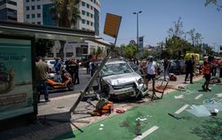 Auto fährt in Tel Aviv in Menschenmenge