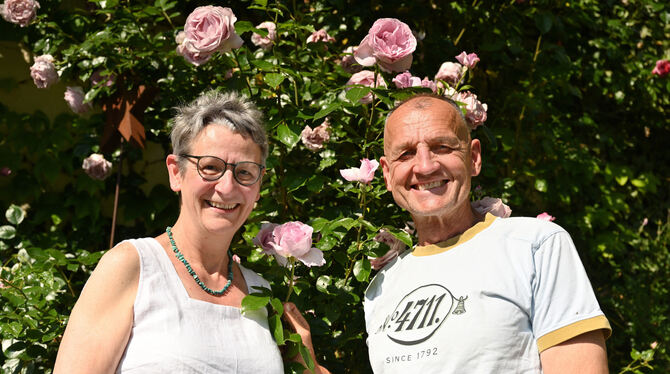 Petra Lorenz und Ulf Siebert von den Rosenfreunden Tübingen mit einer »Rose du Petit Prince« im Hintergrund. FOTOS: PIETH Petra Lorenz und Ulf Siebert von den Rosenfreunden Tübingen mit einer »Rose du Petit Prince« im Hintergrund. FOTOS: PIETH