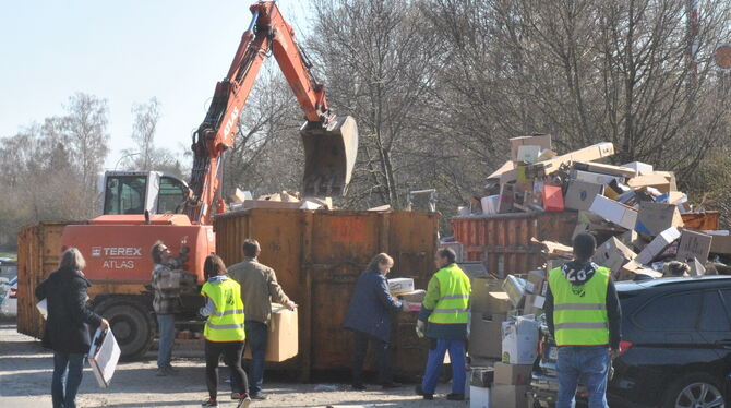 Zwei bald historische Aufnahmen: Im November 2023 wird in Mössingen das letzte Mal gebündeltes Altpapier gesammelt.  FOTOS: MEYE