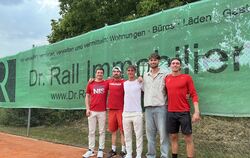 Manager Mark Linsenbolz und Trainer Marek Kimla mit den lokalen Youngsters Noah Schlagenhauf, Nico Hornitschek und Christian Wed