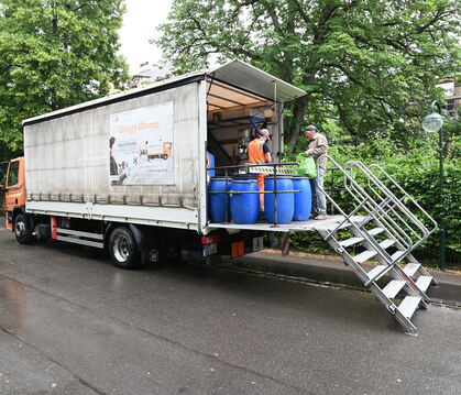 Das Schadstoffmobil ist ein Lastwagen. An einem durchschnittlichen Tag werden mehrere Hundert Kilogramm von Dingen wie alten Lac