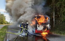 In der Schnarrenbergstraße in Tübingen zwischen der BG Klinik und einer Parkgarage ist ein Bus in Flammen aufgegangen.