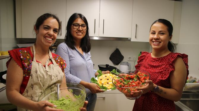 Internationales Essen im Familienzentrum Metzingen, hier vorbereitet von drei Latinas. Im Familienzentrum gewinnt die monatliche