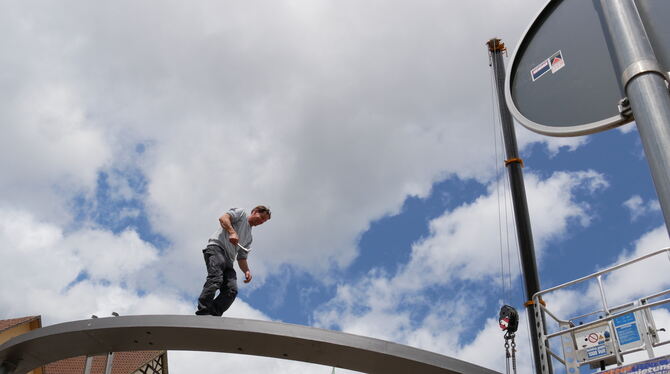 Nichts für Menschen mit Höhenangst: ein Monteur bei der Arbeit am Gestell für das Schäferlauf-Denkmal.  FOTO: FINK