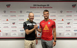 Sportvorstand Christian Griesser (links) begrüßt Stefan Ilic beim SSV Reutlingen. 