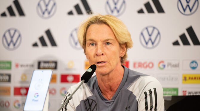 Jetzt wird es ernst: Bundestrainerin Martina Voss-Tecklenburg erhofft sich heute Abend einen »emotionalen Push«.  FOTO: GOLLNOW/