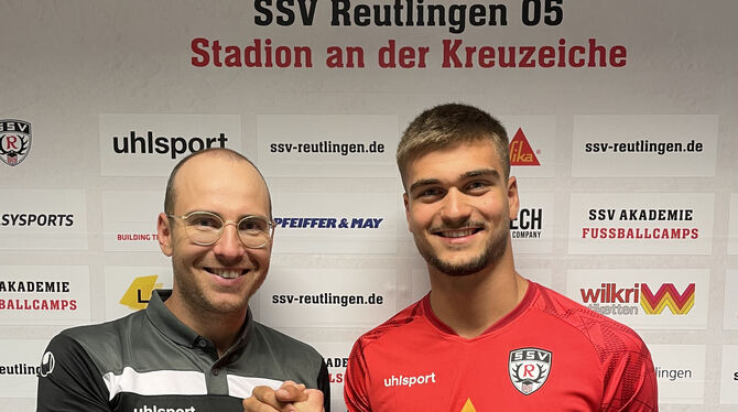 SSV-Sportvorstand Christian Grießer (links) begrüßt Stefan Ilic.  FOTO: VEREIN