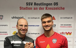 SSV-Sportvorstand Christian Grießer (links) begrüßt Stefan Ilic.  FOTO: VEREIN