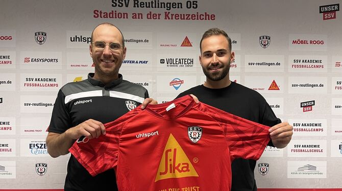Sportvorstand Christian Grießer (links) begrüßt Luca Plattenhardt beim SSV Reutlingen.