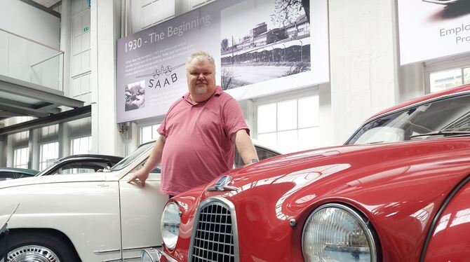 Museumsdirektor Peter Backström ist ein wandelndes Saab Lexikon. Sein Fundus umfasst 145 legendäre Fahrzeuge.  FOTOS: HANS JÖRG