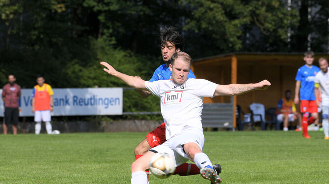Dennis Taraba  (weißes Trikot) kann in der Saison 2023/24 nicht für den TSV Altenburg auflaufen.  FOTO: BAUR