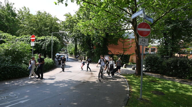 Schüler strömen aus der Freien Georgenschule auf die Frauenstraße. Hier herrscht jeden Morgen und jeden Mittag reger Verkehr.  F