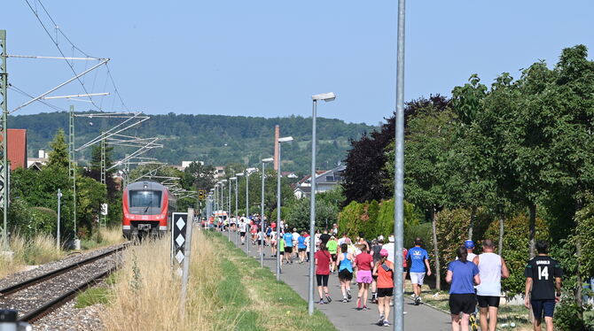 Läuferinnen und Läufer absolvierten den Ermstalmarathon auch entlang der Bahnstrecke.