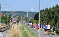 Läuferinnen und Läufer absolvierten den Ermstalmarathon auch entlang der Bahnstrecke.