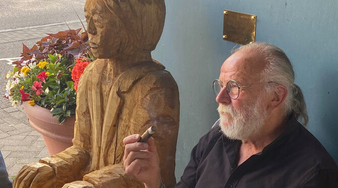 Patrice Bérard mit seiner Skulptur vor dem Seniorenheim Frère Roger.  FOTO: VEREIN