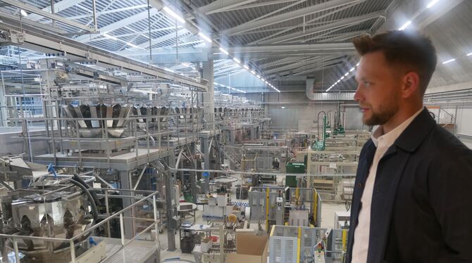 André Freidler blickt vom neuen Besuchersteg in die Produktionshalle von Alb-Gold.  FOTOS: LEISTER