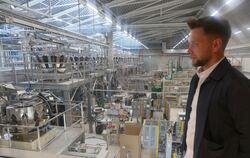 André Freidler blickt vom neuen Besuchersteg in die Produktionshalle von Alb-Gold.  FOTOS: LEISTER 