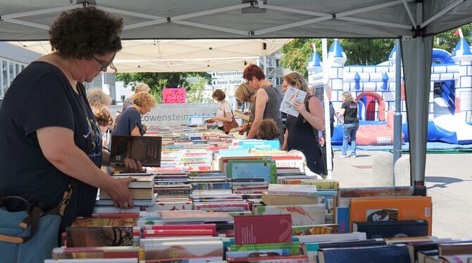 Der Bücherflohmarkt der Mössinger Stadtbibliothek bot eine große Auswahl.  FOTO: STRAUB