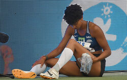 Malaika Mihambo kühlt ihre Verletzung am Oberschenkel.  FOTO: PFÖRTNER/DPA