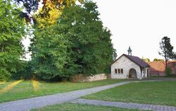 Die alte Rommelsbacher Kirche soll ungefähr vor der alten Aussegnungshalle auf dem Friedhof gestanden haben.
