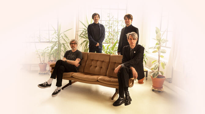 Tocotronic: Von links Rick McPhail, Arne Zank, Jan Müller und Dirk von Lowtzow. FOTO: GLORIA ENDRES DE OLIVEIRA/GEA-GRAFIK: SILV