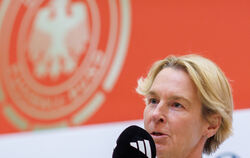 Bundestrainerin Martina Voss-Tecklenburg rechnet sich mit der deutschen Frauen-Elf WM-Titelchancen aus – und spricht offen über 