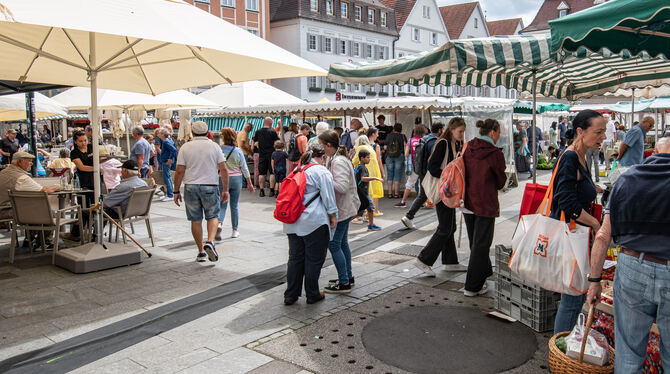 Auf dem Reutlinger Wochenmarkt geht es insbesondere an Samstagen beengter zu. FOTO: SCHANZ