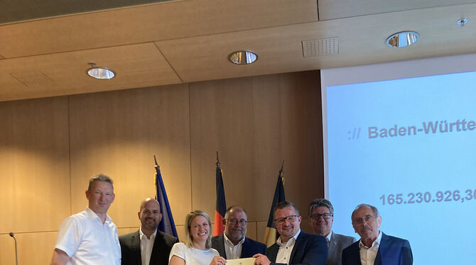 Übergabe des Breitband-Förderbescheids im Landratsamt an die Bürgermeister (von links) Alexander Schweizer (Eningen), Florian Ba