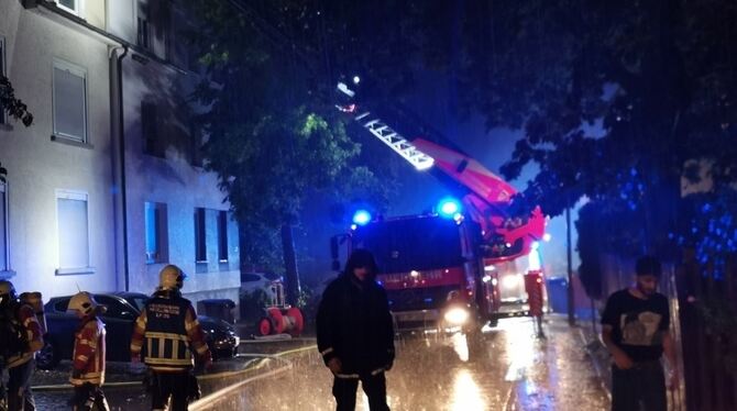 Feuerwehreinsatz bei strömendem Regen in Pfullingen.